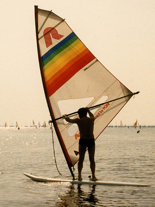 Το Windsurf κατάγεται από το surfing (κυματοδρομία), σε συνδυασμό με την ιστιοπλοΐα. Η ιστορία του windsurf